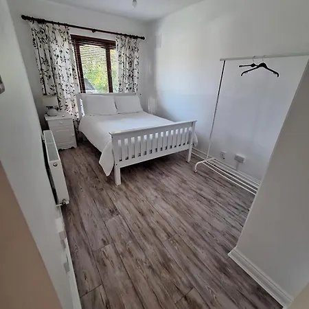 Spacious 4br Sleeps 8 Parking Holiday home Waterford
