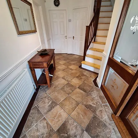Holiday home Spacious 4br Sleeps 8 Parking