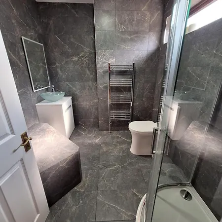 Spacious 4br Sleeps 8 Parking Holiday home *
