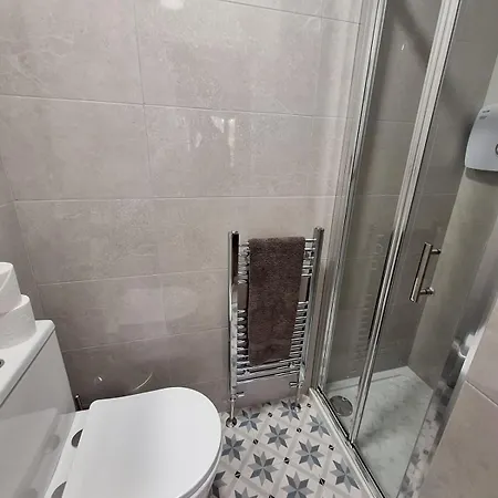 Spacious 4br Sleeps 8 Parking