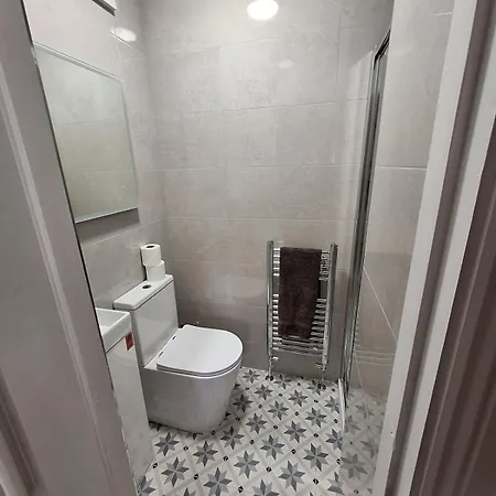 Spacious 4br Sleeps 8 Parking